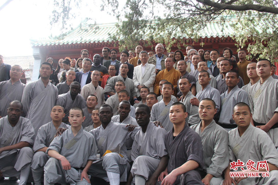 少林寺方丈、武僧與外交官留念