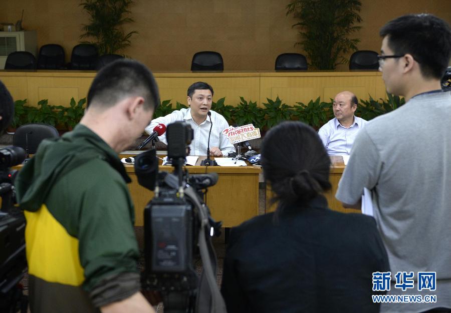  5月18日，杭州市環(huán)保局長(zhǎng)胡偉（左）在發(fā)布會(huì)上回答記者提問(wèn)。