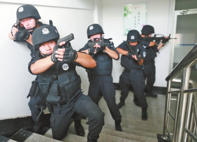 進入樓道后，特警開始地毯式搜索。