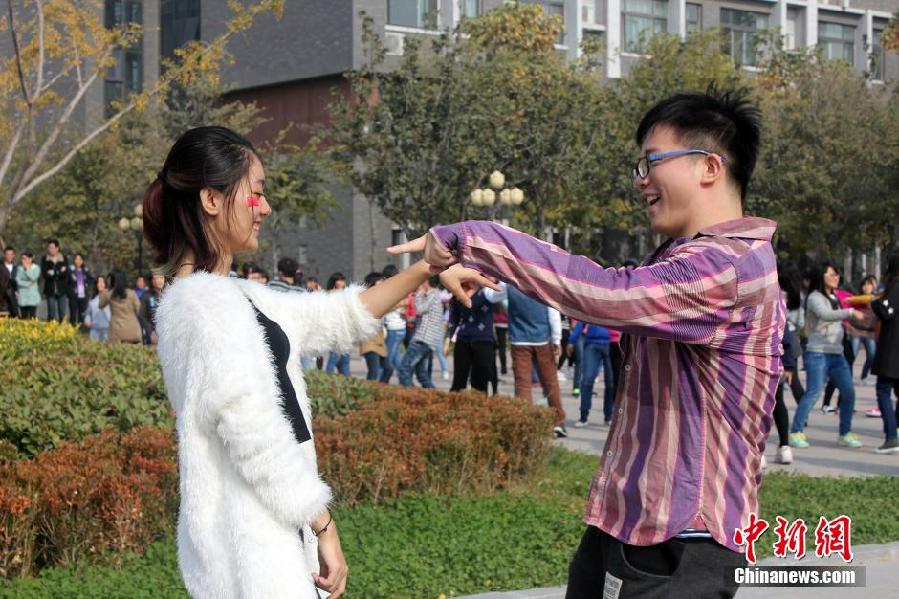 11月11日，河南財(cái)經(jīng)政法大學(xué)校園內(nèi)，300名在校大學(xué)生在上演了一出“光棍”也瘋狂的“快閃”大戲。