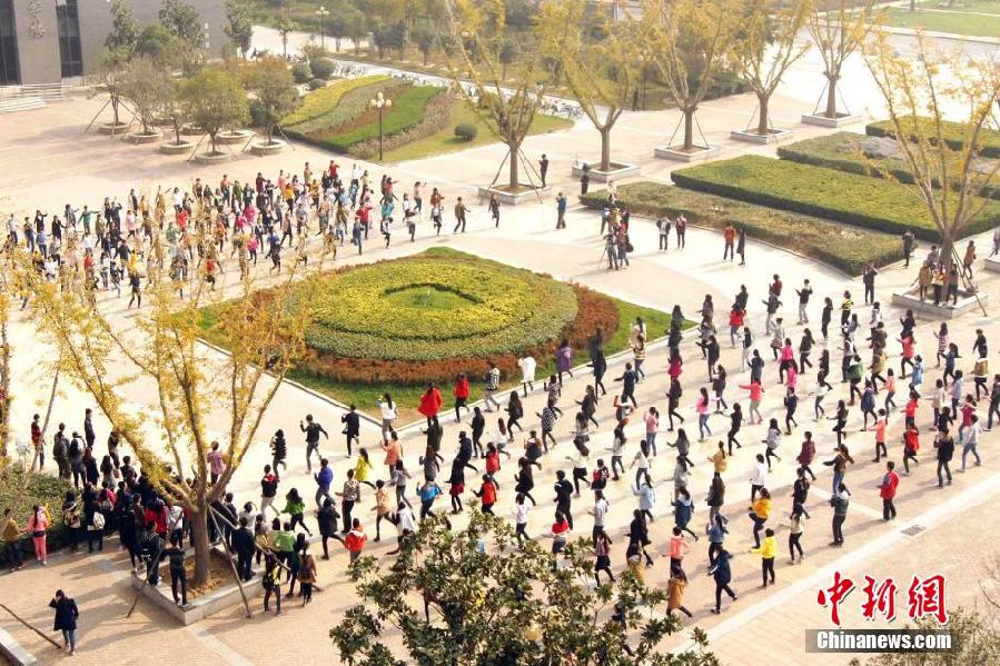 11月11日，河南財(cái)經(jīng)政法大學(xué)校園內(nèi)，300名在校大學(xué)生在上演了一出“光棍”也瘋狂的“快閃”大戲。