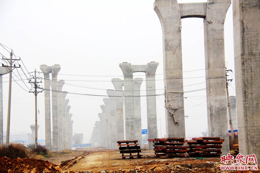 南北方向已架起數(shù)百根橋墩，一眼望不到邊際。