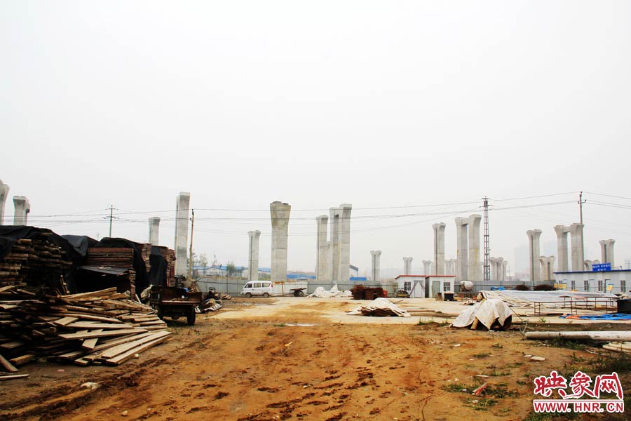 項目已經(jīng)停工數(shù)月，施工工地上很難見到工人，設(shè)備也很少。