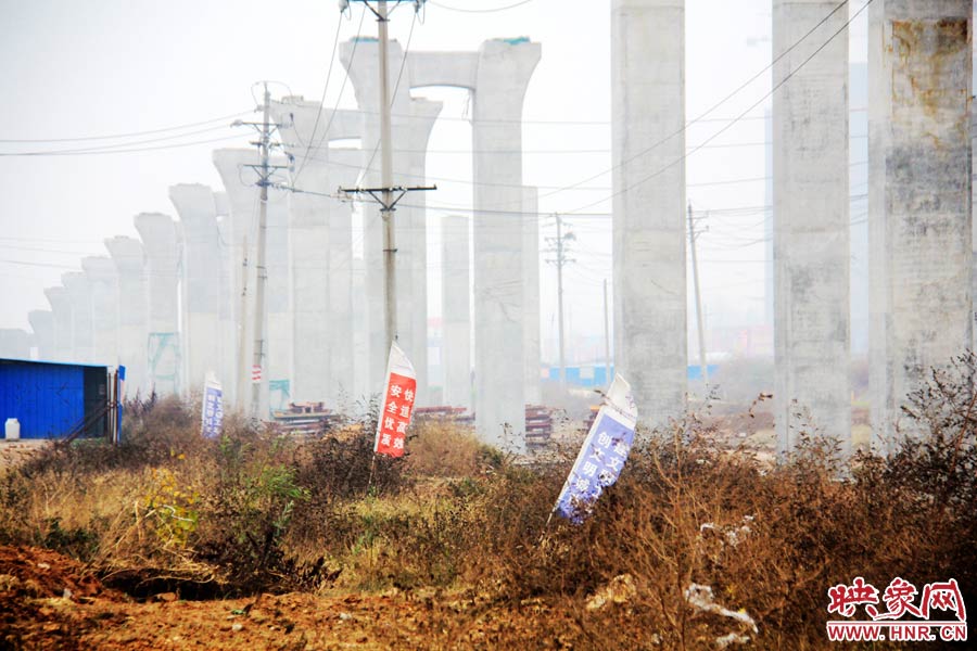 整個京廣快速路南段工程共分為六個工區(qū)，柴鍋轉(zhuǎn)盤處是京廣快速路南段三工區(qū)的施工區(qū)域。
