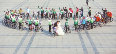 騎友們圍成一個(gè)“心”形，郝幸福在心尖上深情地親吻著新娘。