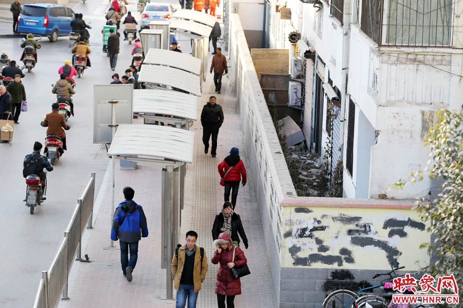 墻內(nèi)扔著垃圾，墻面上涂滿了牛皮癬小廣告，異常顯眼。