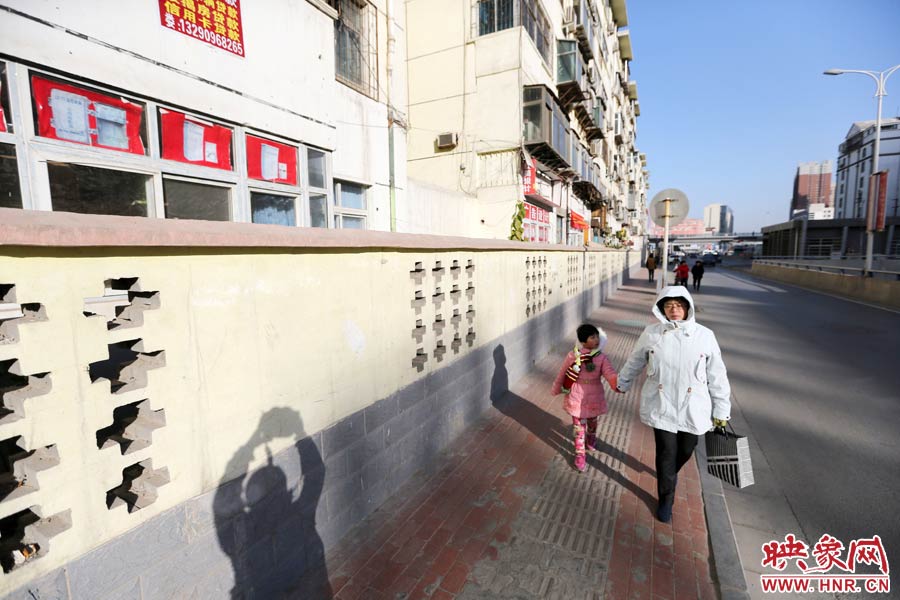 市民從墻外走過(guò)。