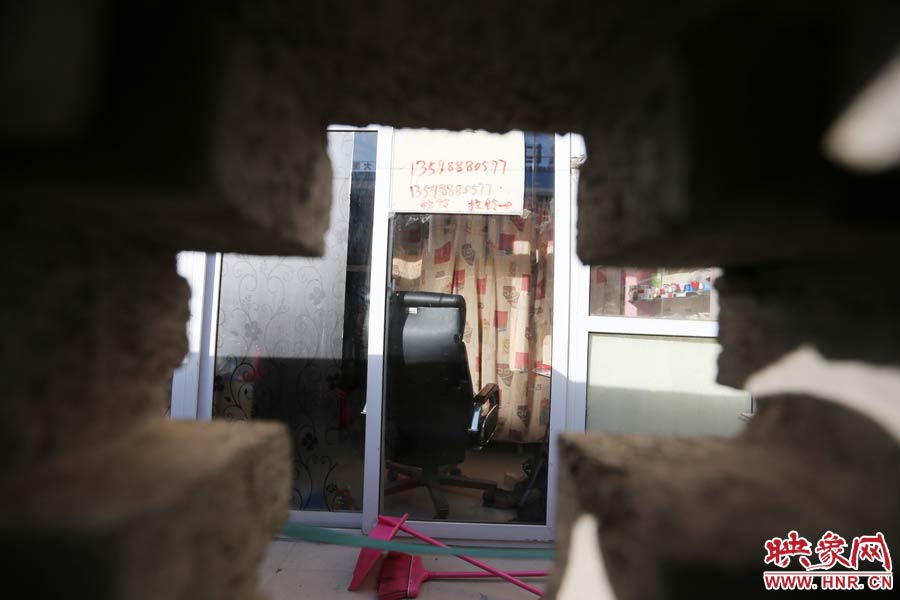 透過(guò)墻上的格子，可以看到里面的一切。