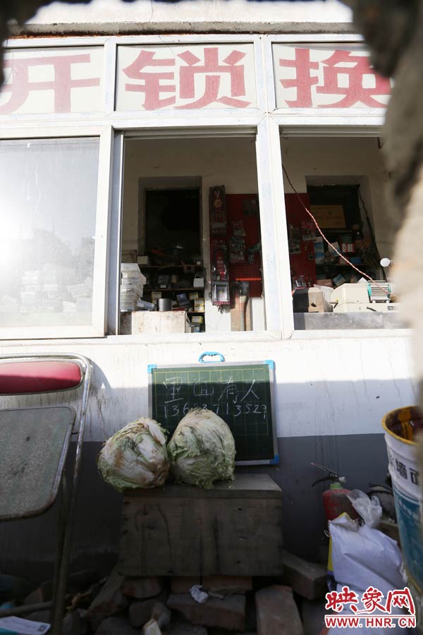 一家開(kāi)鎖的商戶掛了一個(gè)牌子，上面寫(xiě)著“里面有人”，提醒市民這里正常營(yíng)業(yè)。