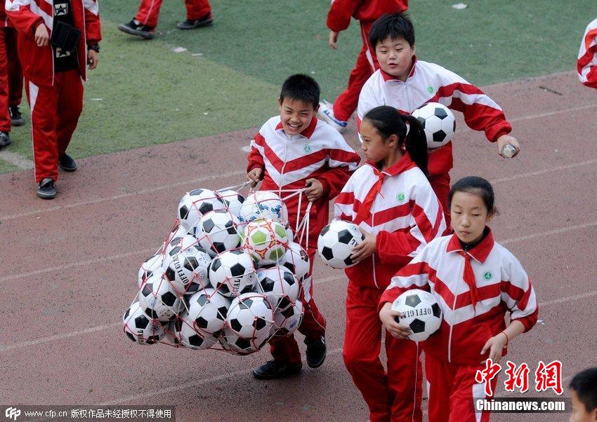 洛陽(yáng)推進(jìn)校園足球普及 學(xué)生跳起“足球操” 洛陽(yáng)推進(jìn)校園足球普及 學(xué)生跳起“足球操”