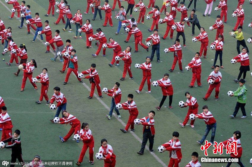 洛陽(yáng)推進(jìn)校園足球普及 學(xué)生跳起“足球操” 洛陽(yáng)推進(jìn)校園足球普及 學(xué)生跳起“足球操”