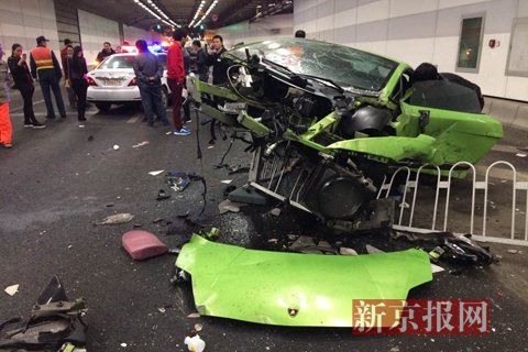 一輛蘭博基尼與一輛法拉利發(fā)生事故，現(xiàn)場狀況慘烈