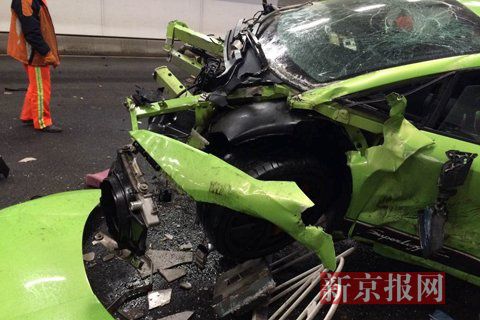 一輛蘭博基尼與一輛法拉利發(fā)生事故，現(xiàn)場狀況慘烈