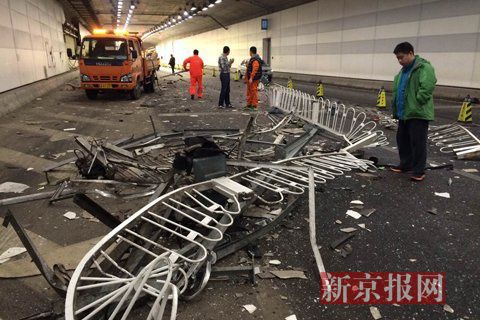 一輛蘭博基尼與一輛法拉利發(fā)生事故，現(xiàn)場狀況慘烈