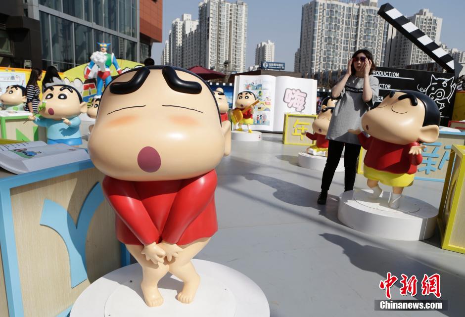 4月22日，游客參觀蠟筆小新特展?！跋灩P小新25周年紀(jì)念特展”日前在北京開(kāi)展