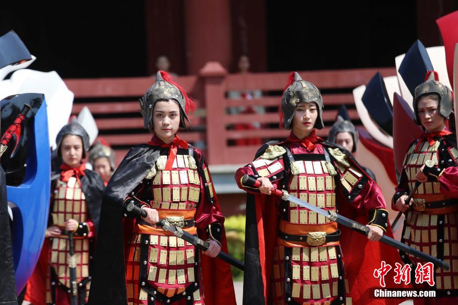 河南三國(guó)文化周 佳麗戎裝演繹“三國(guó)八美” 河南三國(guó)文化周 佳麗戎裝演繹“三國(guó)八美”