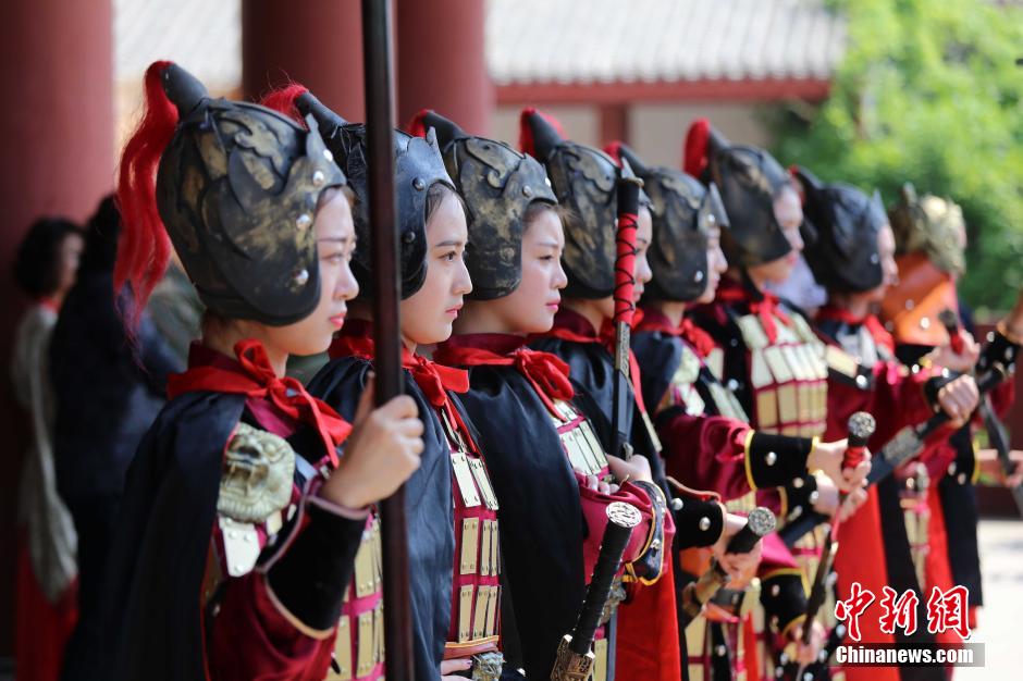 河南三國(guó)文化周 佳麗戎裝演繹“三國(guó)八美” 河南三國(guó)文化周 佳麗戎裝演繹“三國(guó)八美”