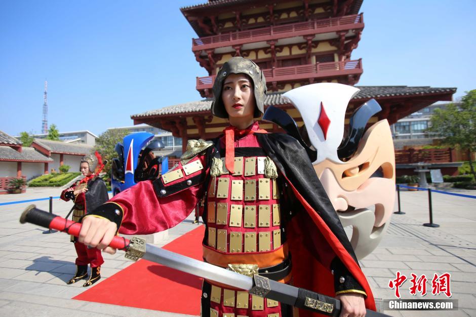 河南三國(guó)文化周 佳麗戎裝演繹“三國(guó)八美” 河南三國(guó)文化周 佳麗戎裝演繹“三國(guó)八美”