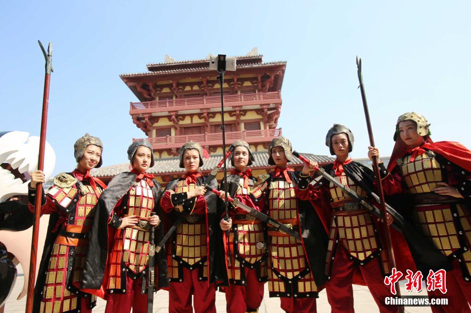 河南三國(guó)文化周 佳麗戎裝演繹“三國(guó)八美” 河南三國(guó)文化周 佳麗戎裝演繹“三國(guó)八美”