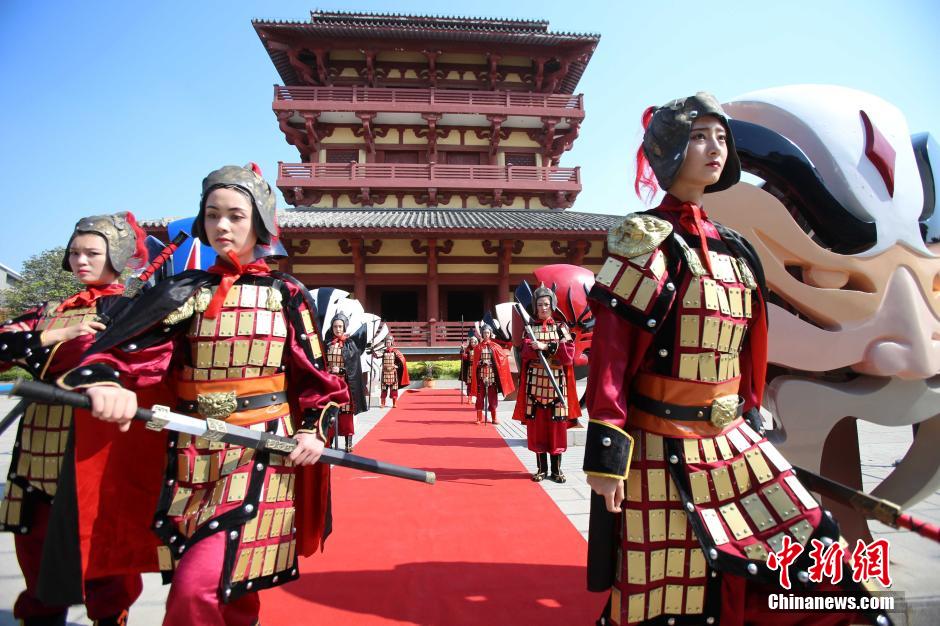 河南三國(guó)文化周 佳麗戎裝演繹“三國(guó)八美” 河南三國(guó)文化周 佳麗戎裝演繹“三國(guó)八美”