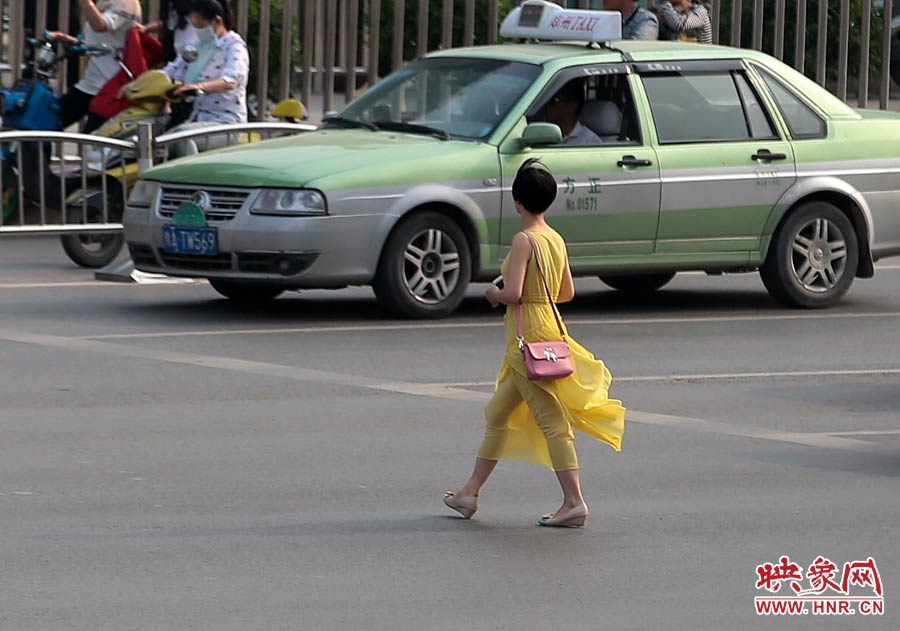 飄逸的長裙，在街頭很吸引眼球