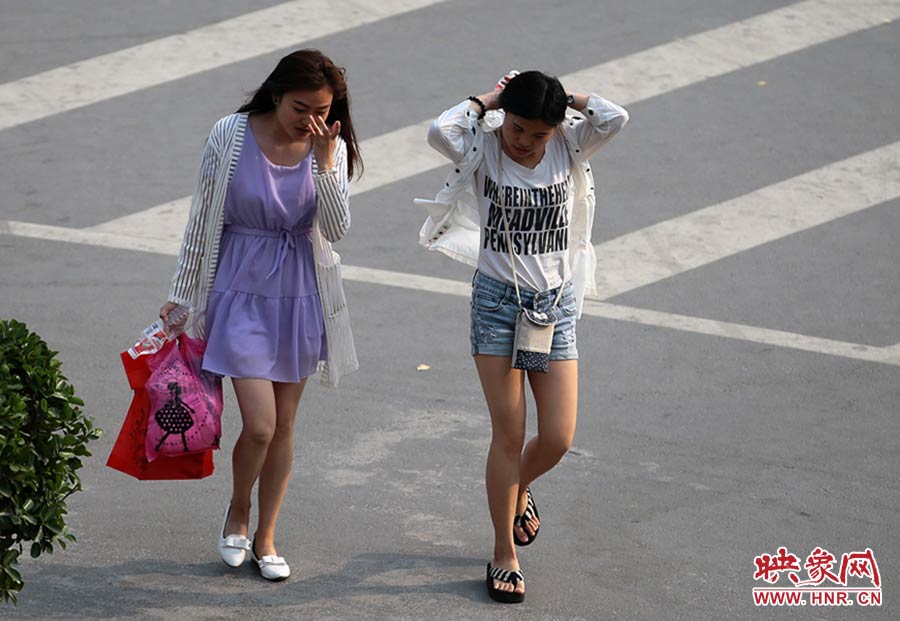 太熱了，還是把頭發(fā)扎起來