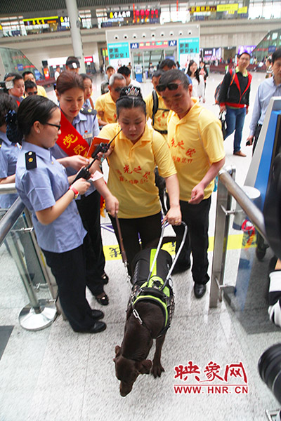 檢票進(jìn)站。