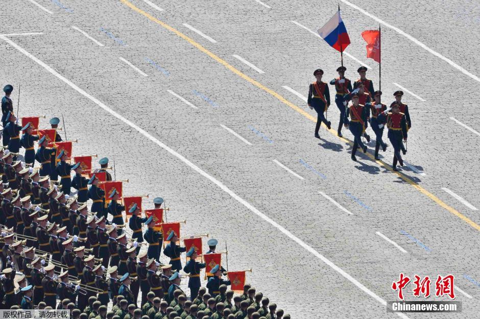 圖為俄羅斯國旗從受閱部隊(duì)前經(jīng)過。