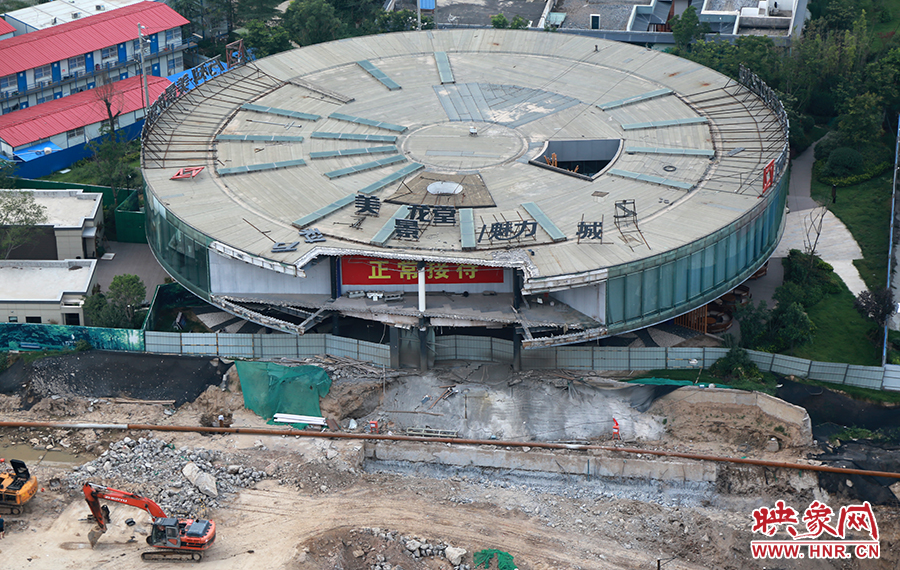 售樓部被拆掉一個角，仍在正常使用