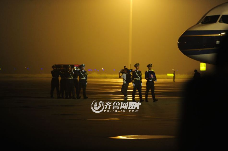 張楠烈士靈柩回國迎接儀式現(xiàn)場