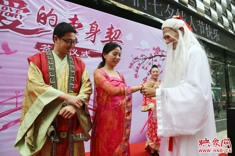 “月老”為每對情侶綁定“愛你一輩子”情侶手鏈。