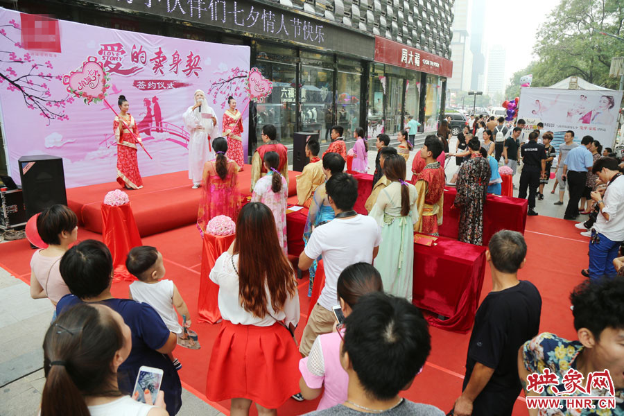 活動(dòng)現(xiàn)場，聚集了大量圍觀群眾。