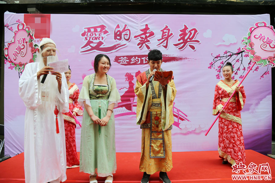 男子現(xiàn)場宣讀“賣身契”的內(nèi)容，讓大家作證。