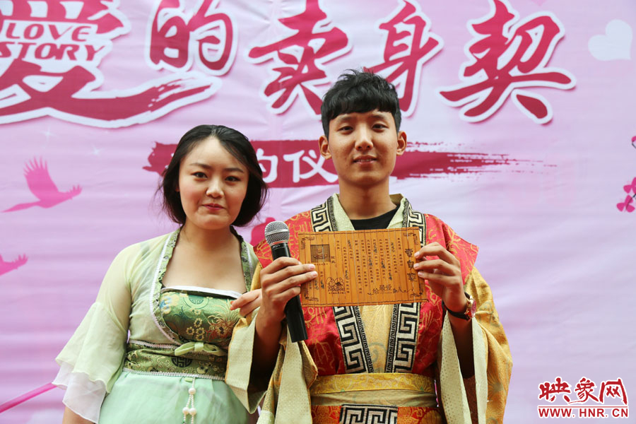 現(xiàn)場的8名男子異口同聲地表示，如違反此契約，可以接受處以極刑。