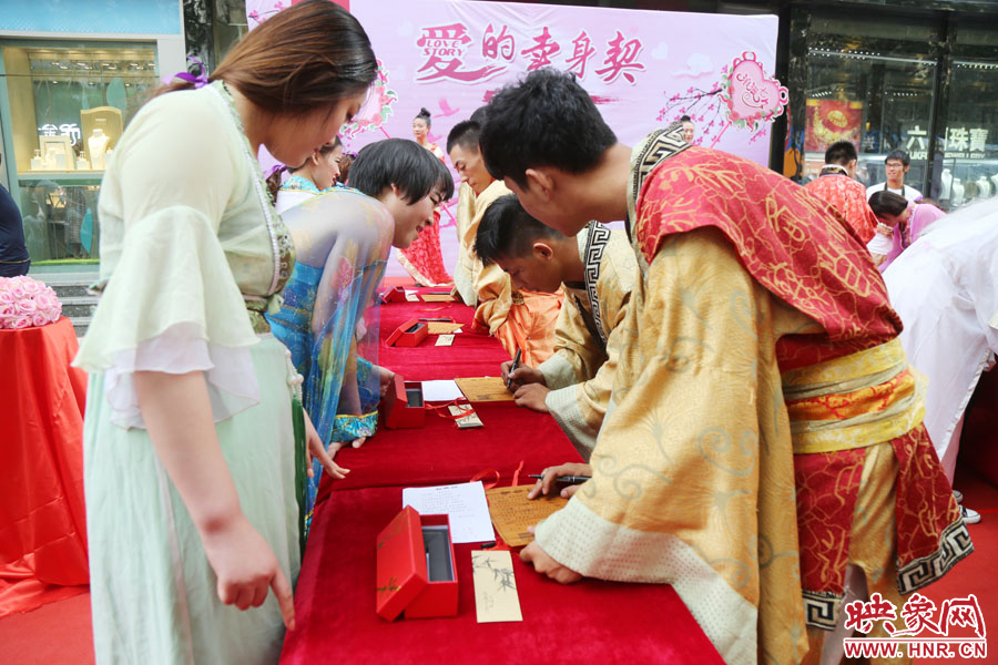 在“月老”的見證下，8名男子簽下代表真摯愛情的“賣身契”。