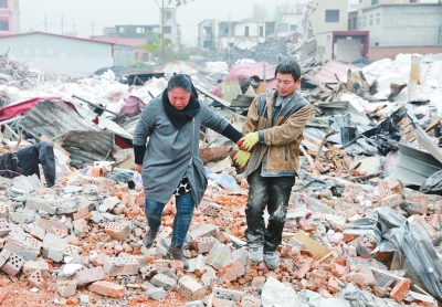 腳下是曾經(jīng)的公司，王琳夫婦內(nèi)心十分悲痛