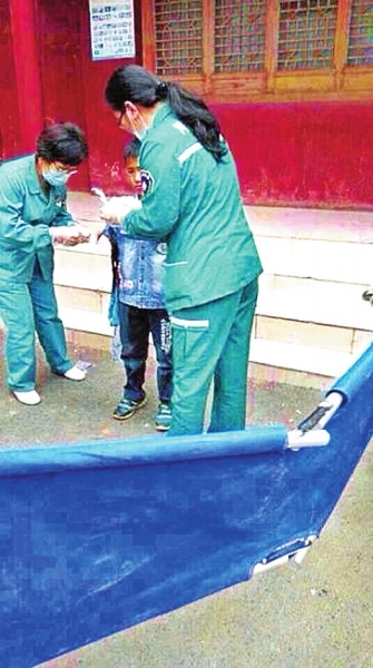 醫(yī)護(hù)人員救助受傷的小樂 資料圖 醫(yī)護(hù)人員救助受傷的小樂 資料圖