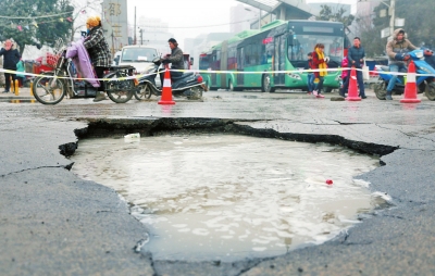 　路面陷了個(gè)大坑，下面是自來水公司的主管道。
