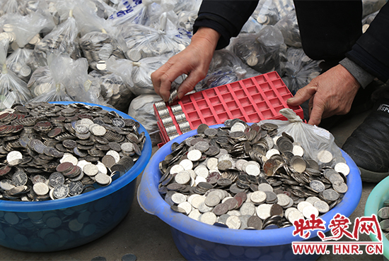 這筆“巨資”大部分已被員工清點好，都是1元硬幣，每500元用一小袋裝起來。