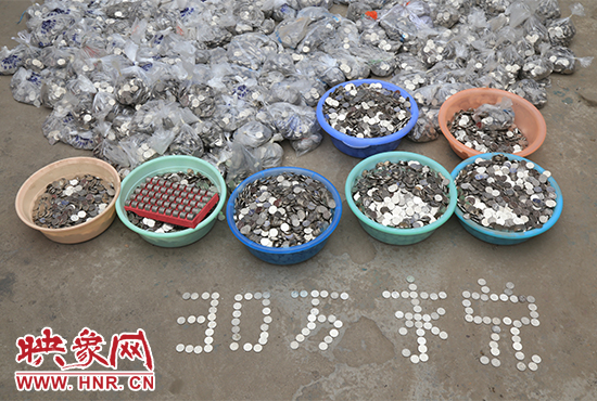 據(jù)負責清點“巨資”的張大爺介紹，這筆“巨資”積攢了兩個月左右，有30萬左右，重達3000多斤。