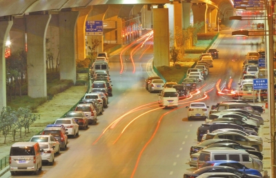 北三環(huán)橋下夜里成了停車(chē)場(chǎng) 北三環(huán)橋下夜里成了停車(chē)場(chǎng)