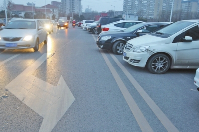 東風(fēng)渠橋上成了停車(chē)場(chǎng) 東風(fēng)渠橋上成了停車(chē)場(chǎng)