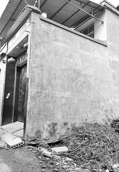 李曉陽跳下來的位置位于家里的二樓平臺上，距離地面五六米高。