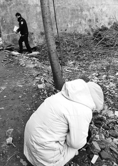 案發(fā)現(xiàn)場附近，死者的姐姐在痛哭。