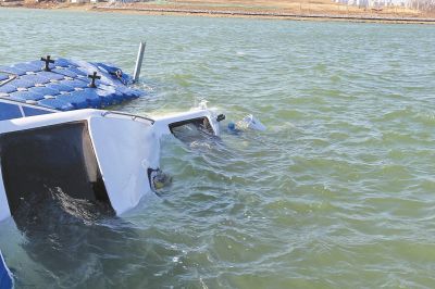 鄭州龍湖1號(hào)巡邏艇被凍爛沉船龍湖 兩時(shí)撈出沉船