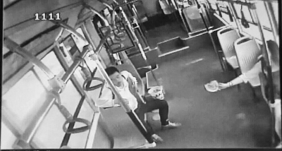 小情侶公交車上旁若無人吃西瓜，弄臟車廂環(huán)境引不滿。