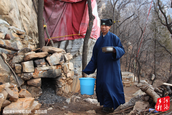 崔道長(zhǎng)原籍東北，兩年前還只是一個(gè)普通的農(nóng)民工，領(lǐng)著交往了半年的女朋友，住進(jìn)了工棚。工棚里人員復(fù)雜，一次偶然的機(jī)會(huì)，他發(fā)現(xiàn)女朋友似乎和工頭有染，求證的過程中，挨了揍。
