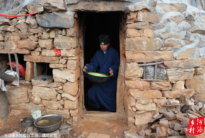 老崔走投無路中，跟著一個(gè)在嵩山后山修行的道士上了山，找了個(gè)半山腰前人堆砌出來的石屋安身。