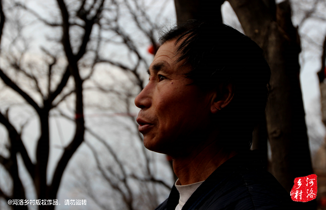 不過老崔對(duì)鄰居卻有著十分的不屑，平日里他們的生活，主要是自己種植的蔬菜和野菜，偶爾有山下香客的供奉。而鄰居卻經(jīng)常揀一些驢友丟棄的物品，飲料瓶，塑料紙，或者其它的物品。