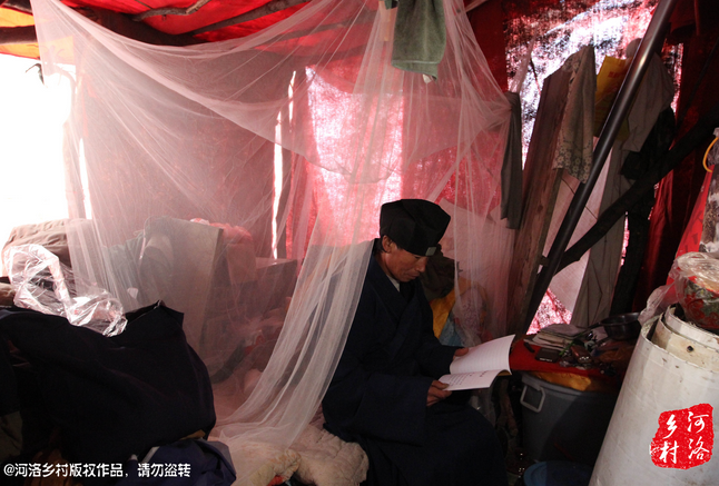 鄰居因?yàn)榱獯?，弄壞了他幾根肋骨，他要求鄰居一萬塊錢賠償，經(jīng)有關(guān)部門協(xié)調(diào)，最終以八千塊錢了結(jié)。老崔理直氣壯的說：這不是對(duì)我的賠償，這是褻瀆女媧娘娘的懲罰。